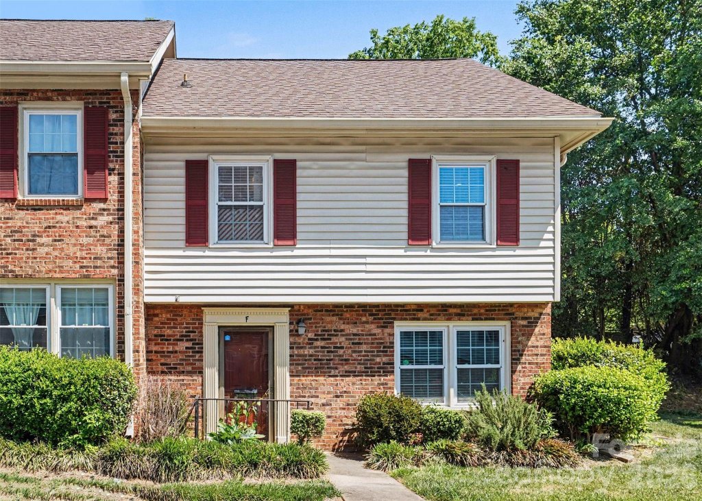 Carriage House, Charlotte community