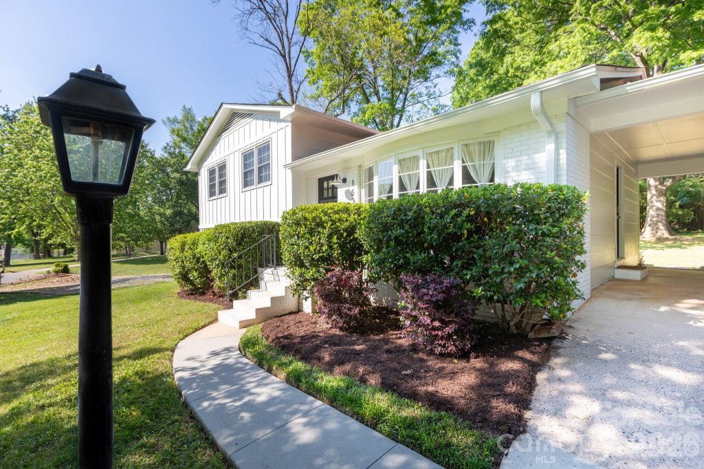 Rama Woods, Charlotte community