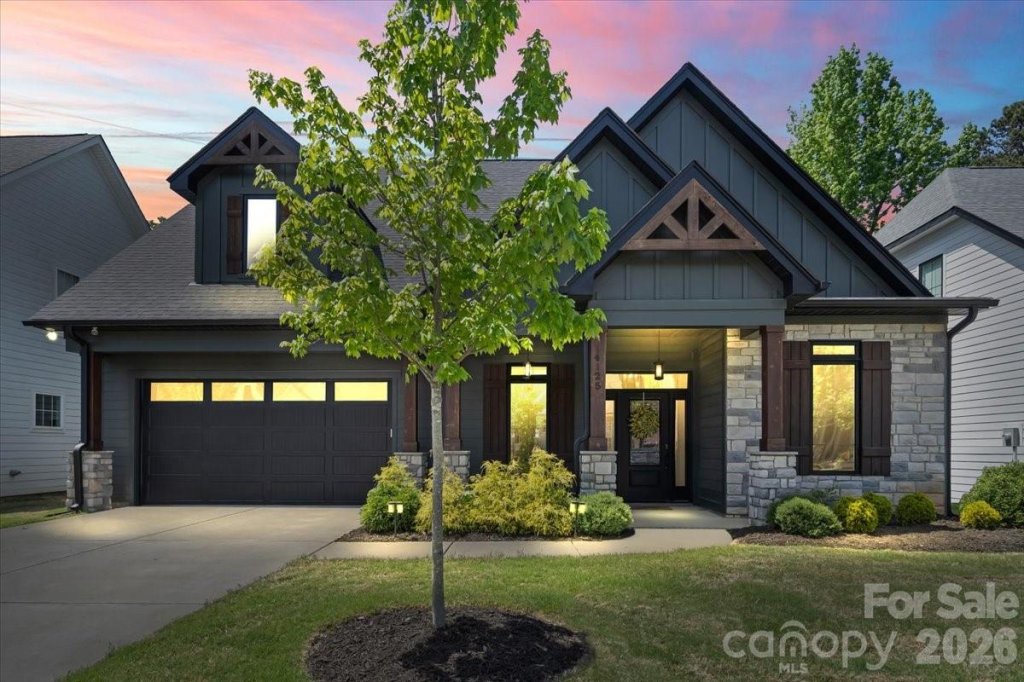 Shelburne Village, Charlotte community