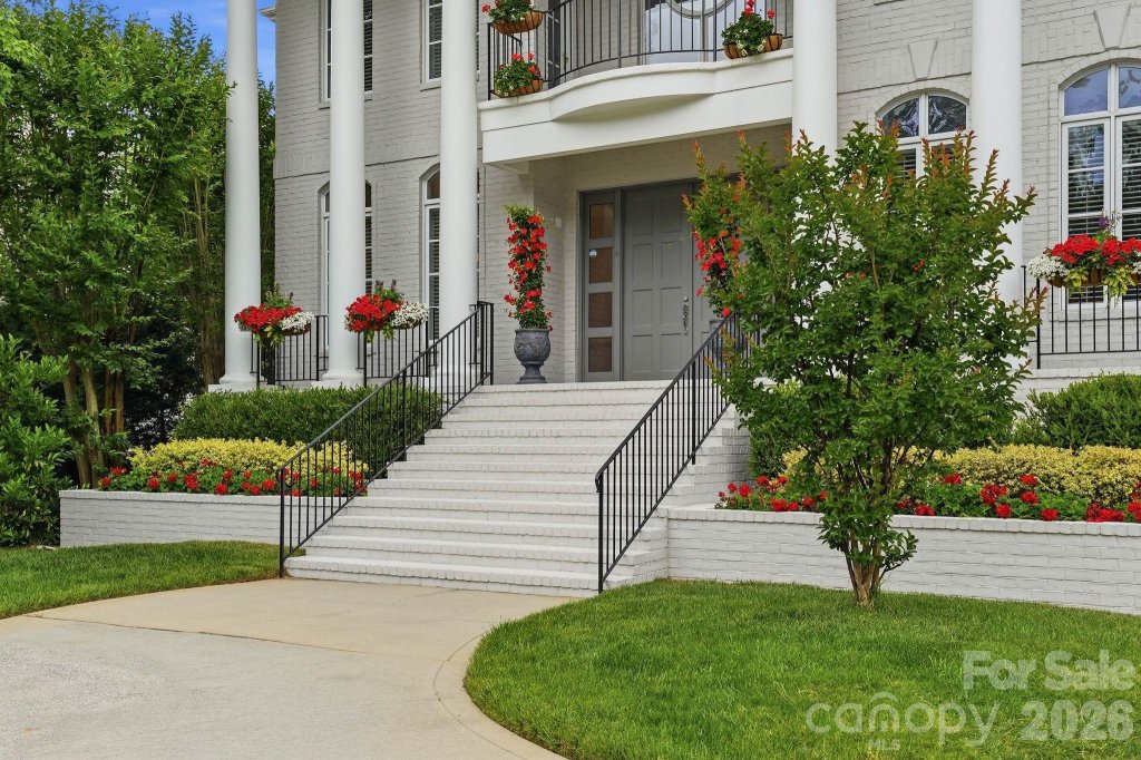 1120 Chollywood Drive