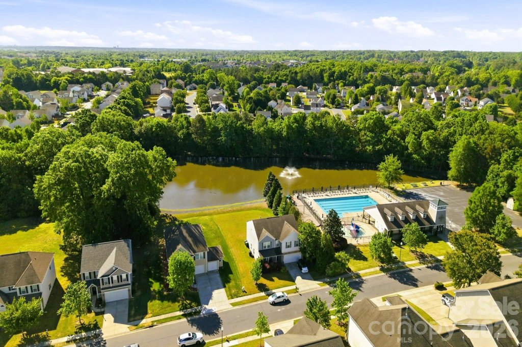 Waterlyn, Charlotte community