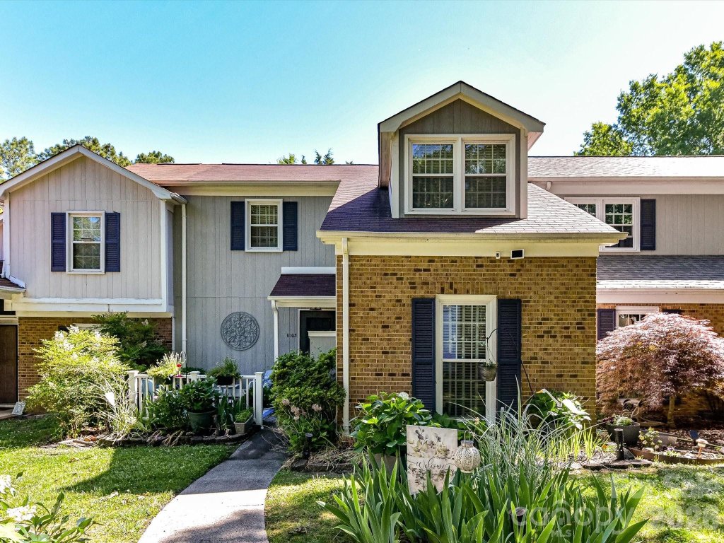 Renaissance On Carmel II, Charlotte community