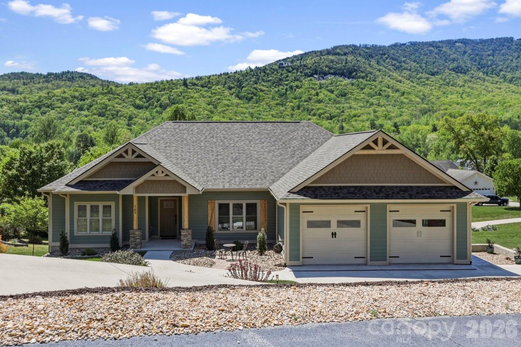 Crab Creek Valley, Hendersonville community