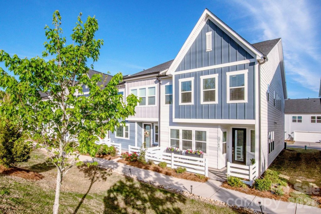Forest Lake, Mooresville community