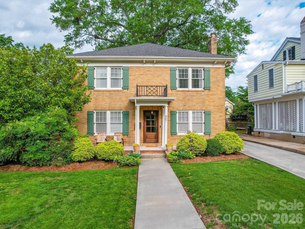 907 Edgewood Circle