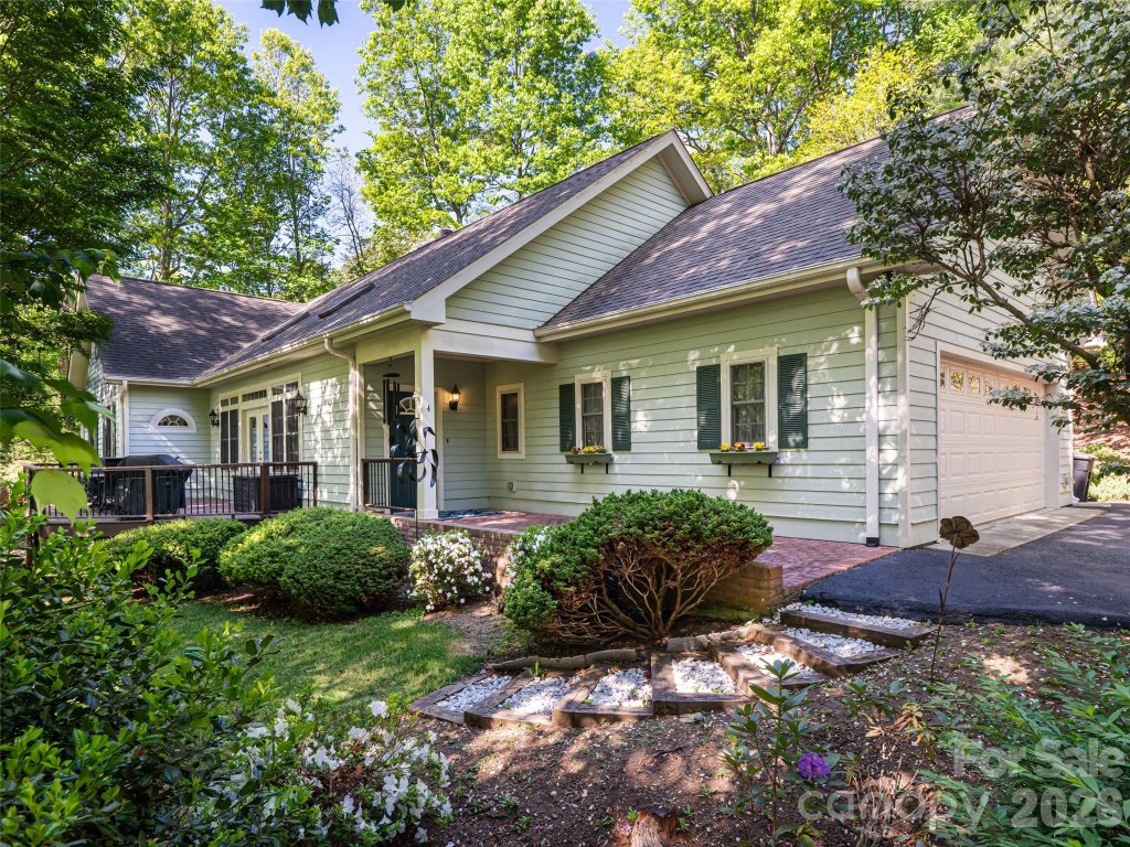 4 Dogwood Glen Circle