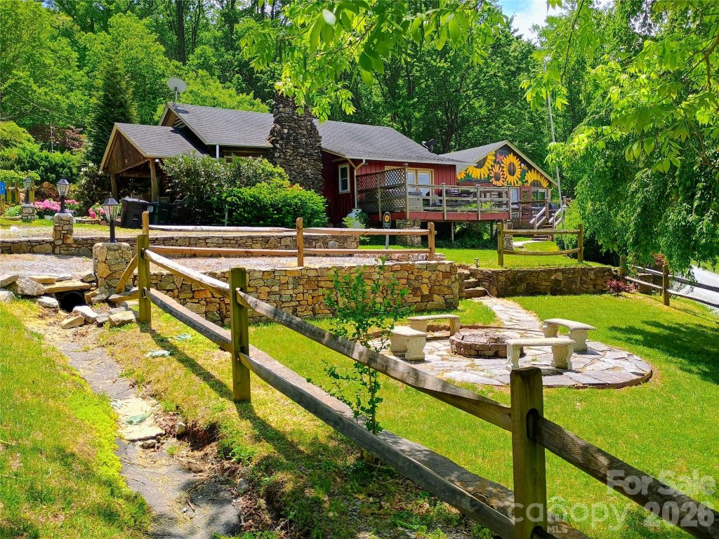 Chestnut Hills, Gerton community