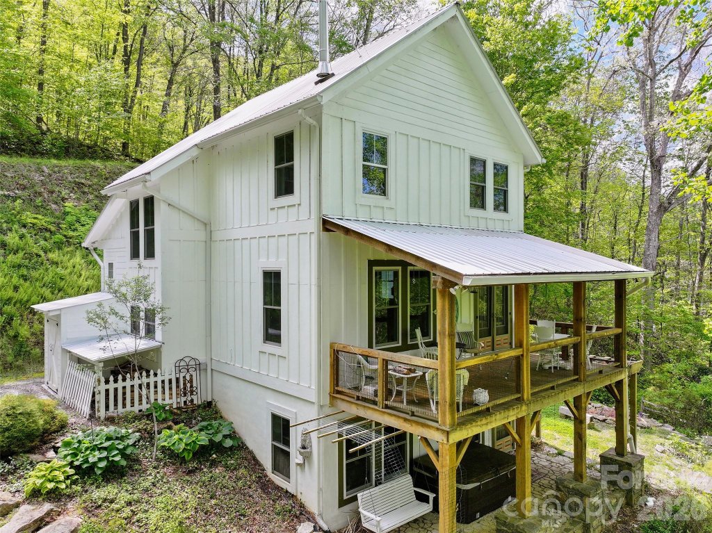 Split Pine Estates, Clyde community