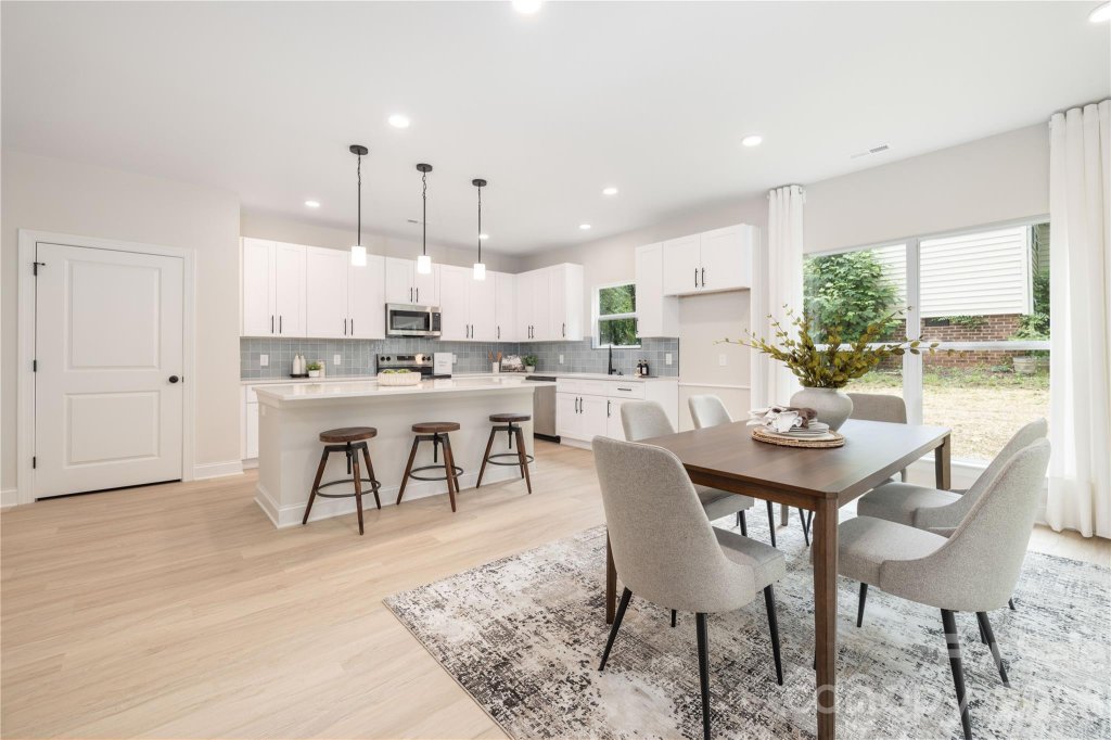 Casa Linda Estates, Charlotte community