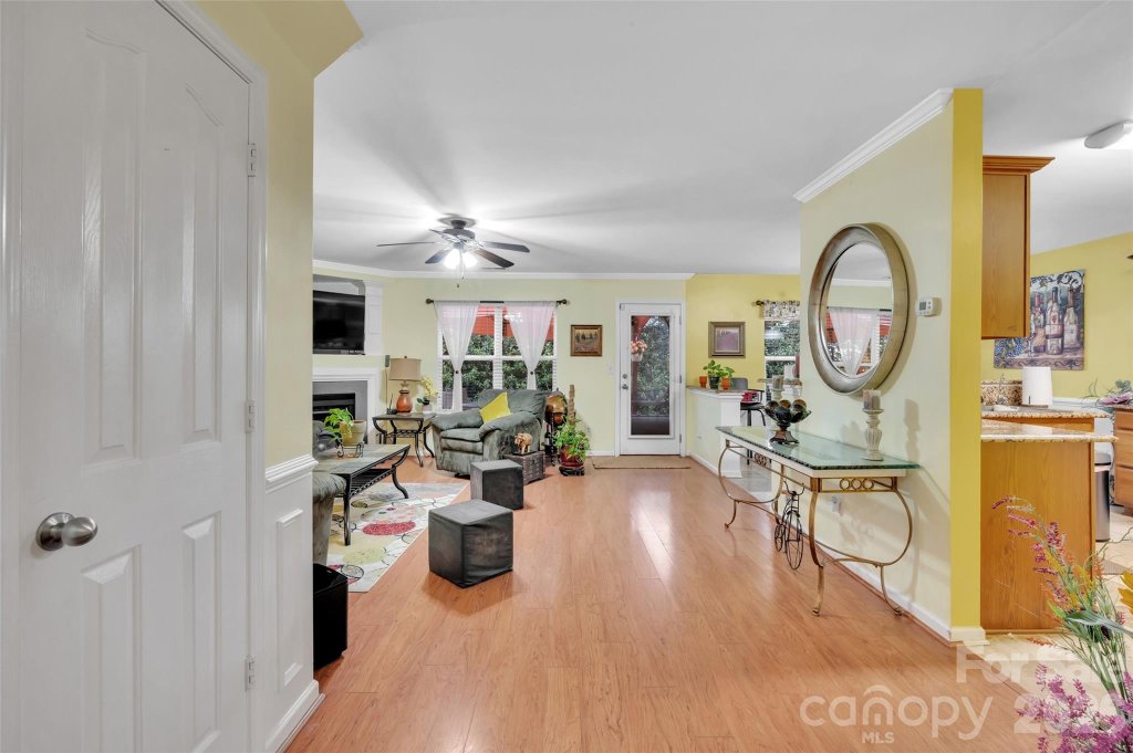 Laurel Valley, Charlotte community
