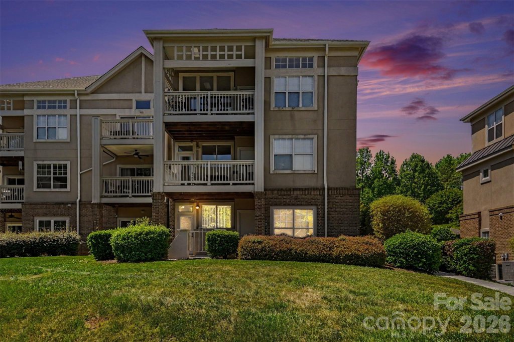 Pier 33, Mooresville community