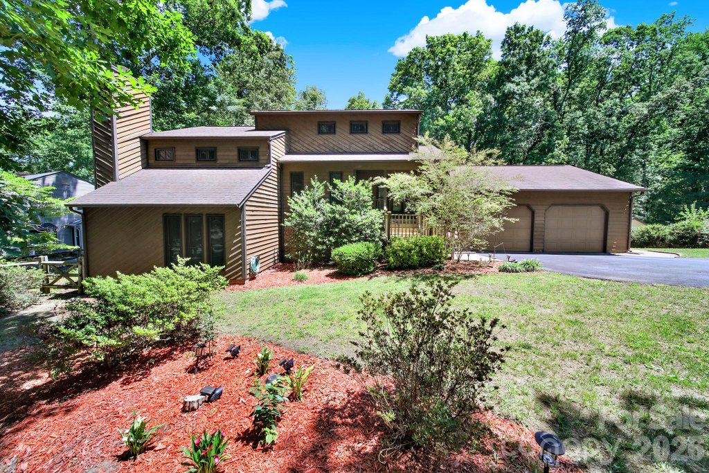 Steelechase, Charlotte community