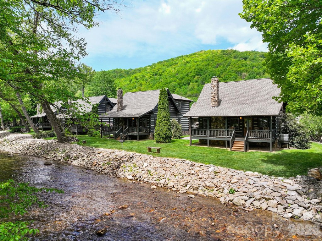 The Village At Twin Falls, Maggie Valley community