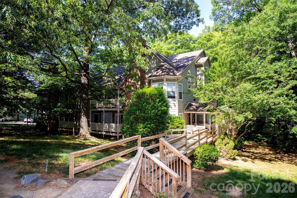 Bennington Woods, Charlotte community
