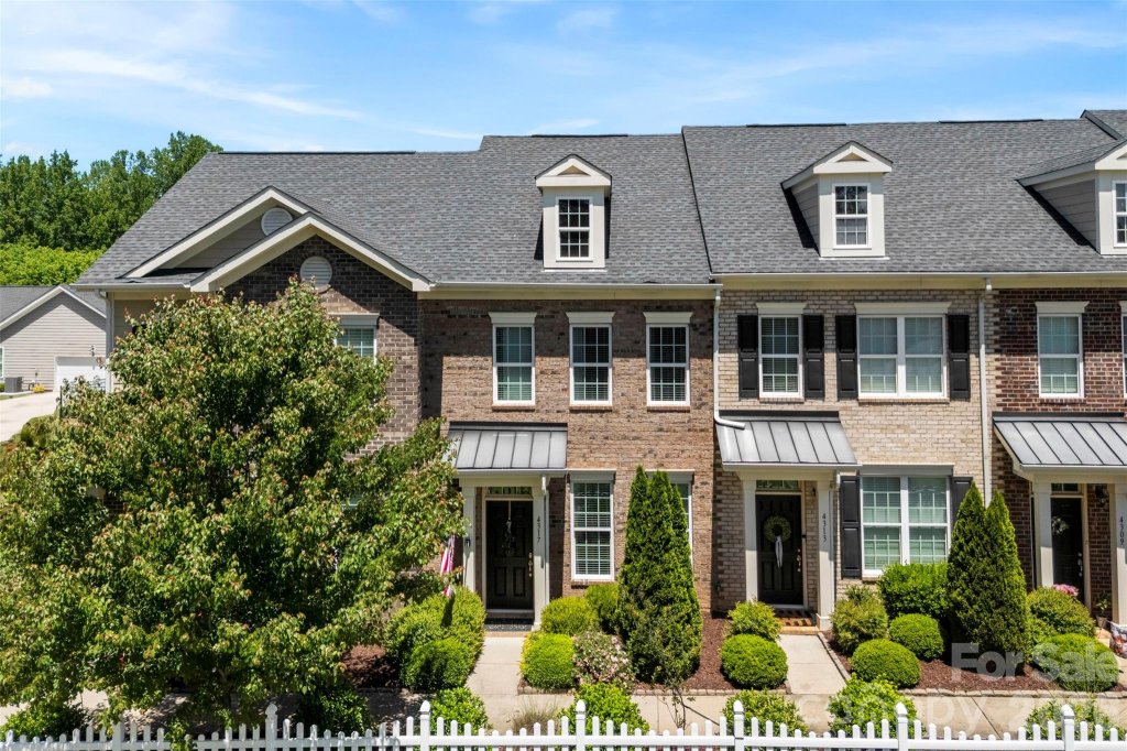 4317 Courtly Lane