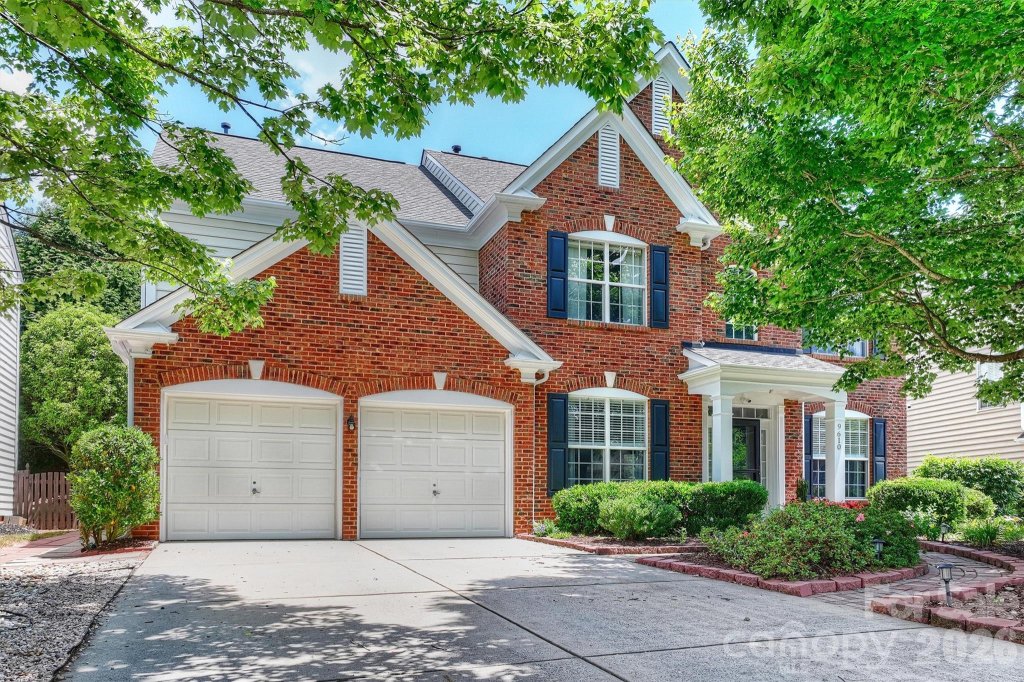 Weston Glen, Charlotte community