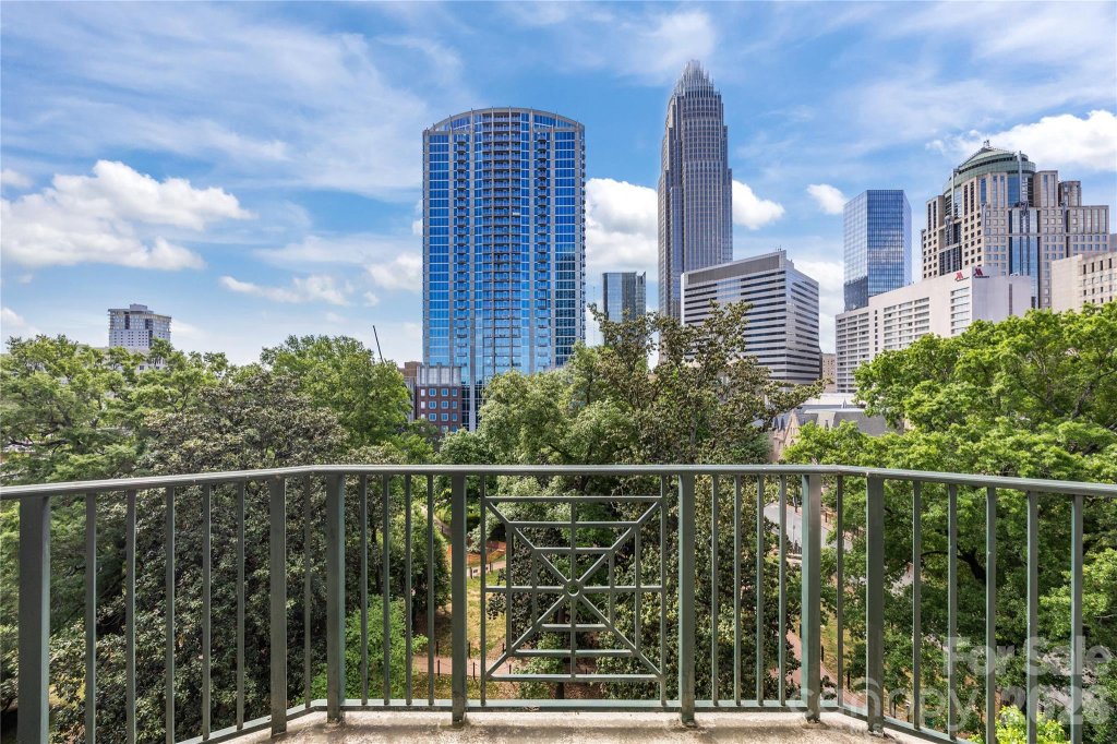 300 W 5th Street