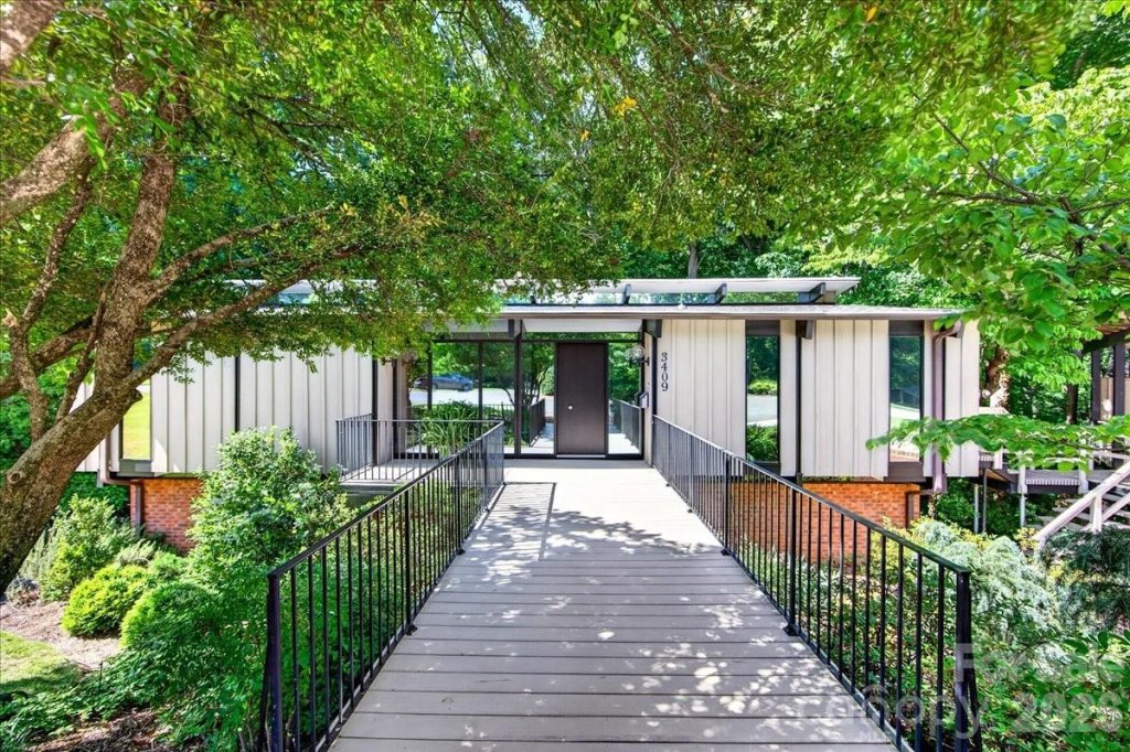 Mountainbrook, Charlotte community