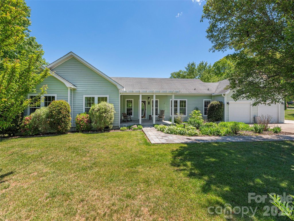 Strawberry Hill Farm Estates, Waynesville community