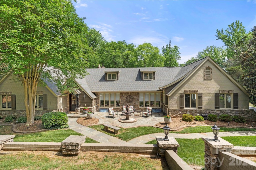 Montibello, Charlotte community