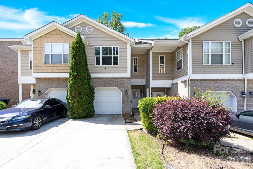 Sherman Oaks, Mooresville community