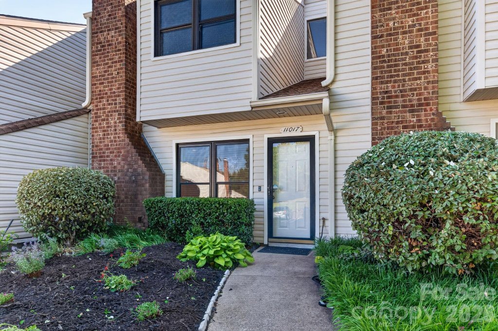 Carmel Crossing, Charlotte community
