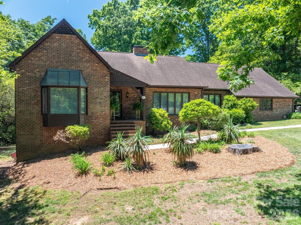 Woodleigh, Gastonia community