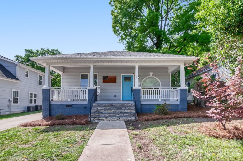 1521 Hawthorne Lane