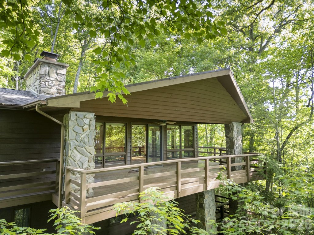 Little Mountain, Waynesville community