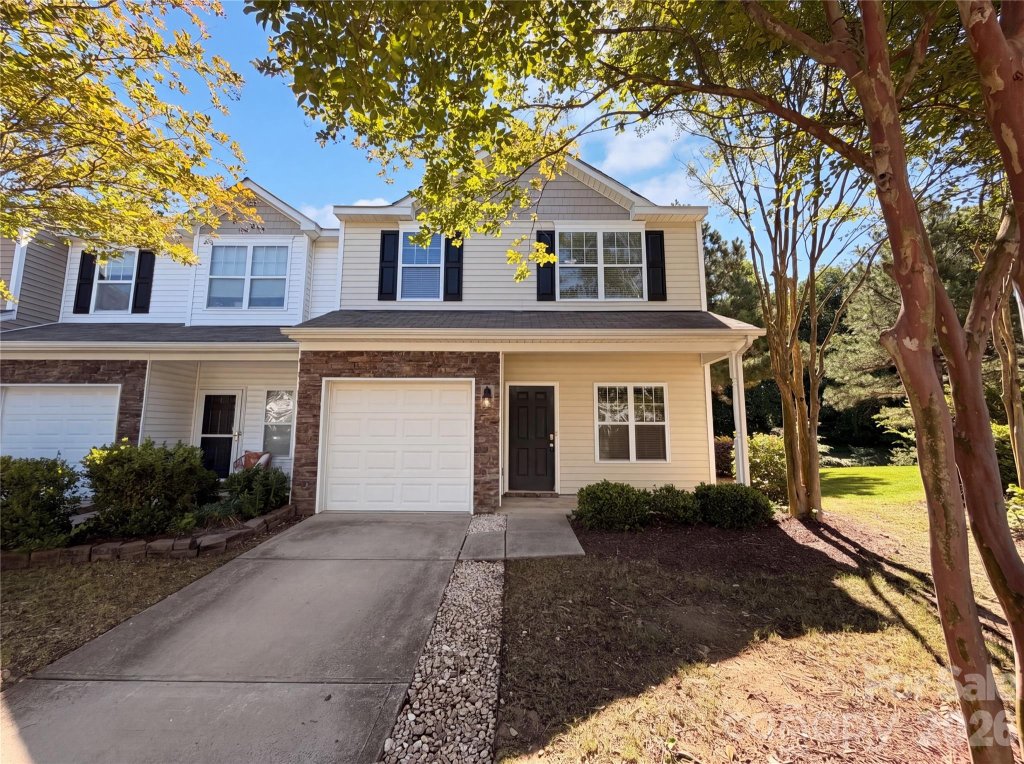 Charlotte Pines, Charlotte community