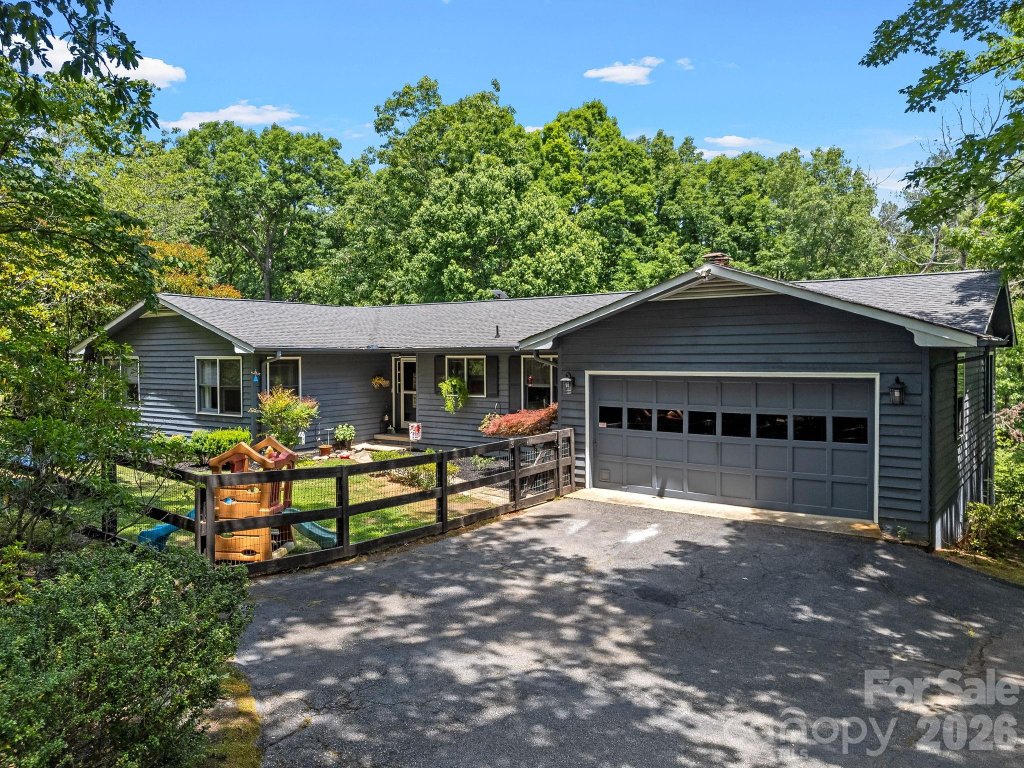 Gillette Woods, Tryon community