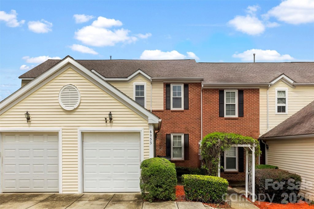 Oak Hill Village, Charlotte community