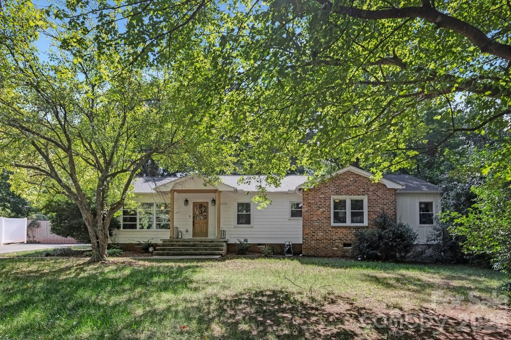 Sharon Hills, Charlotte community