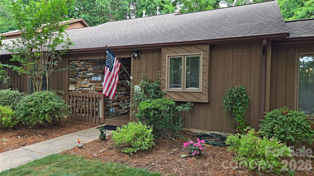 Huntington Woods Townhouses, Hickory community