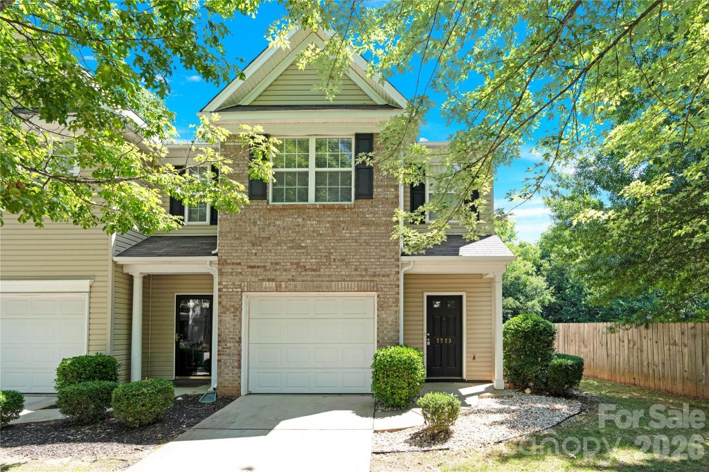 Abbotts Glen, Charlotte community