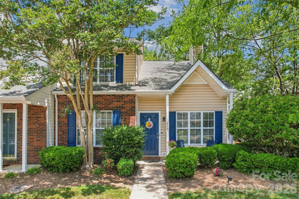 Roxborough II, Charlotte community