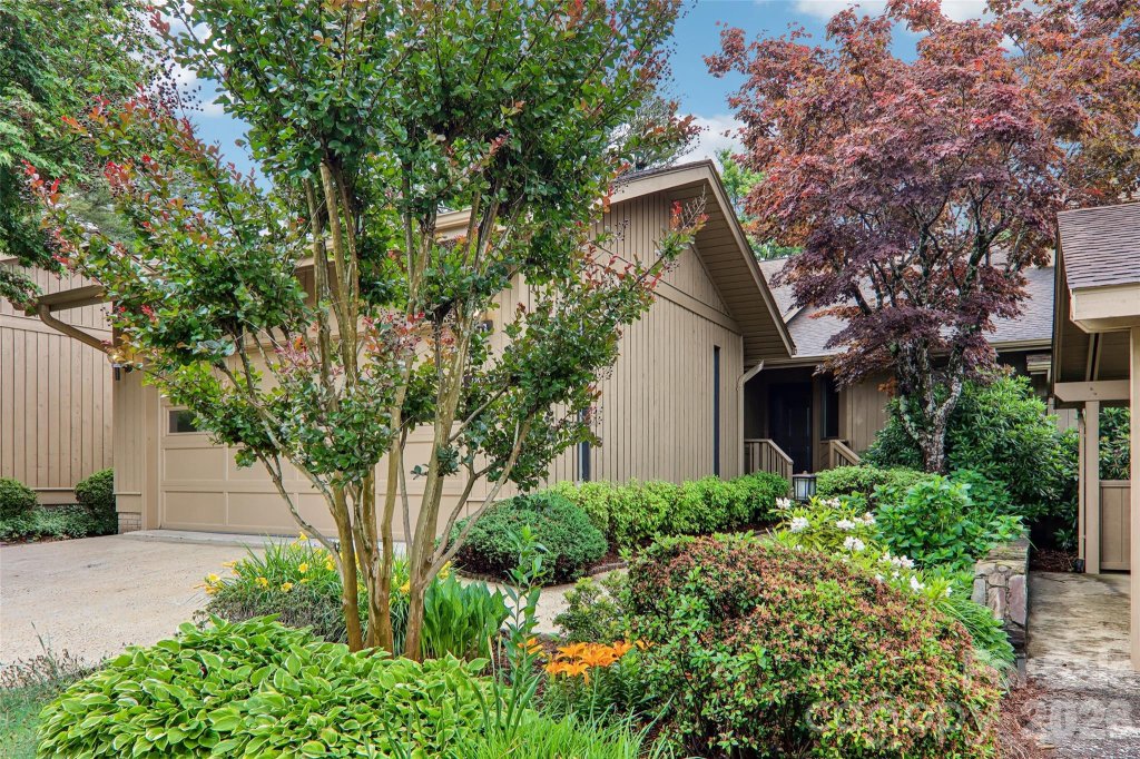 The Oaks, Hendersonville community