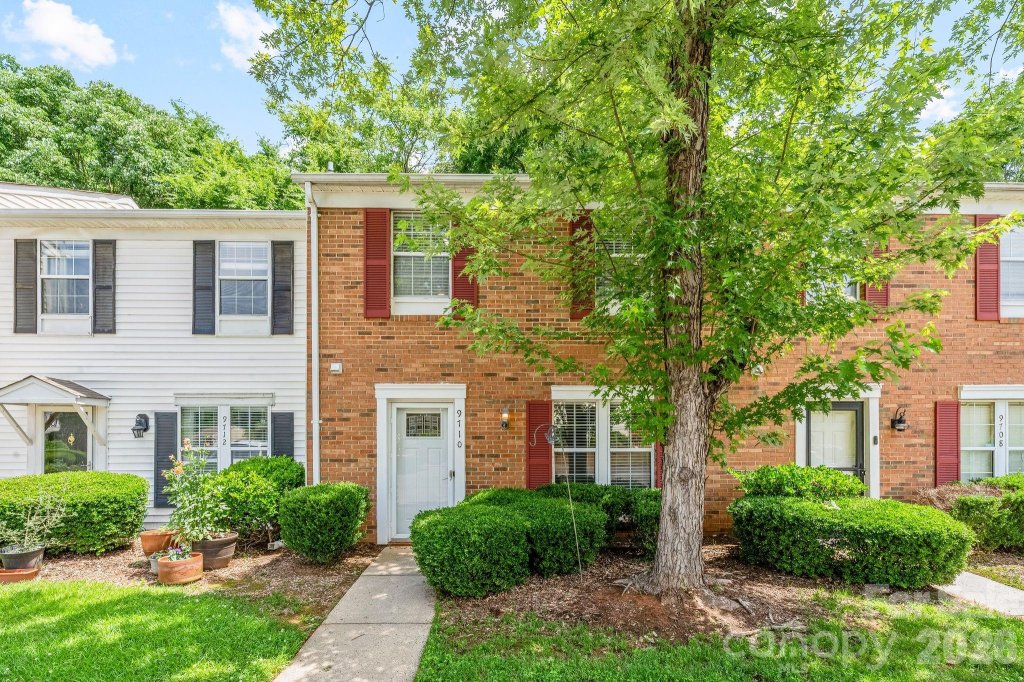 Pheasant Knoll, Matthews community