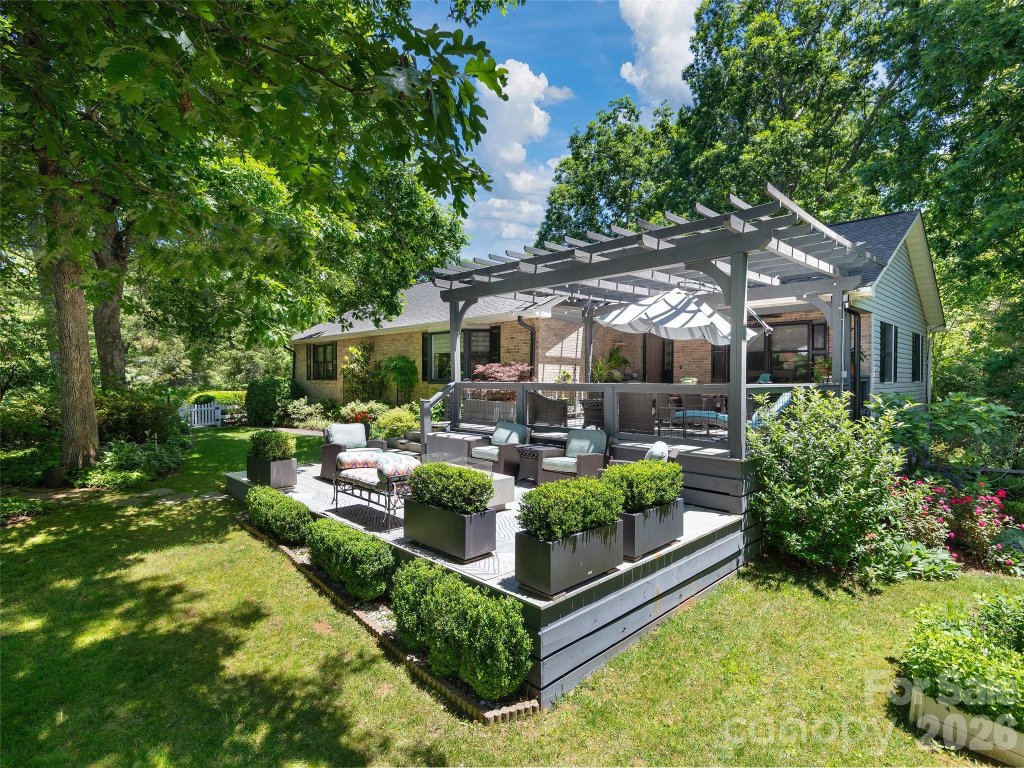 Crooked Creek, Hendersonville community