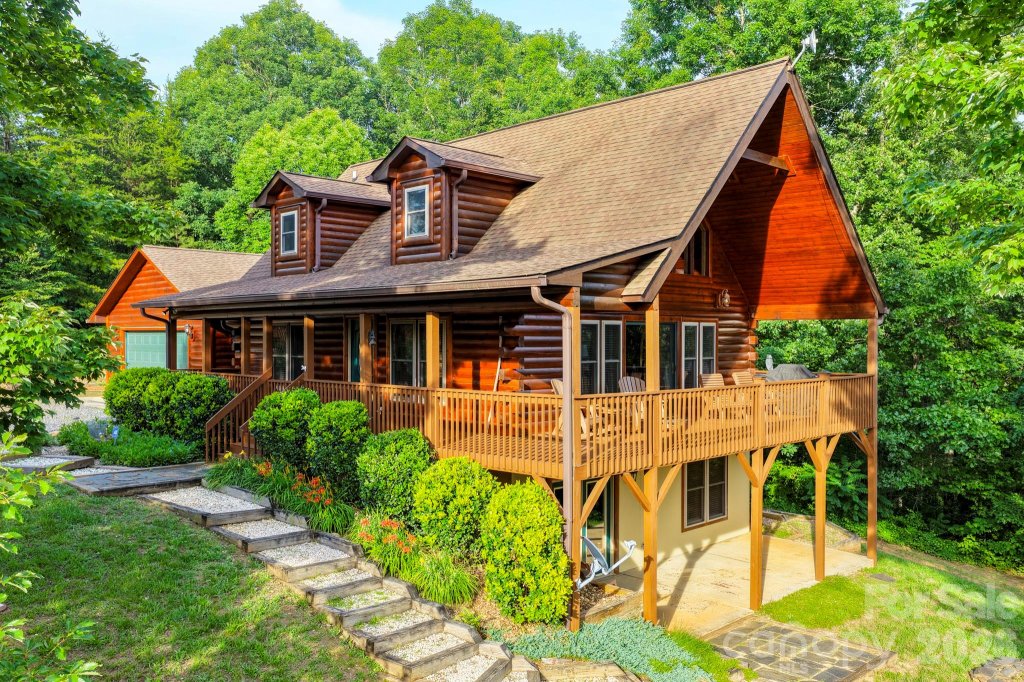 Laurel Lakes, Lake Lure community