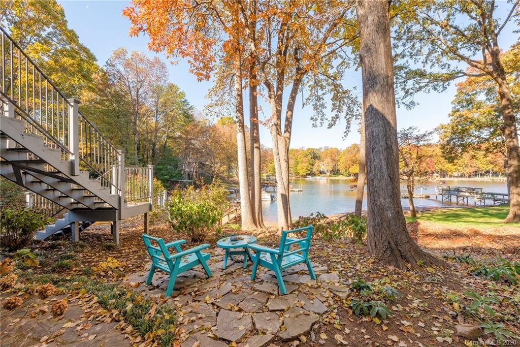 15827 Pineknoll Lane