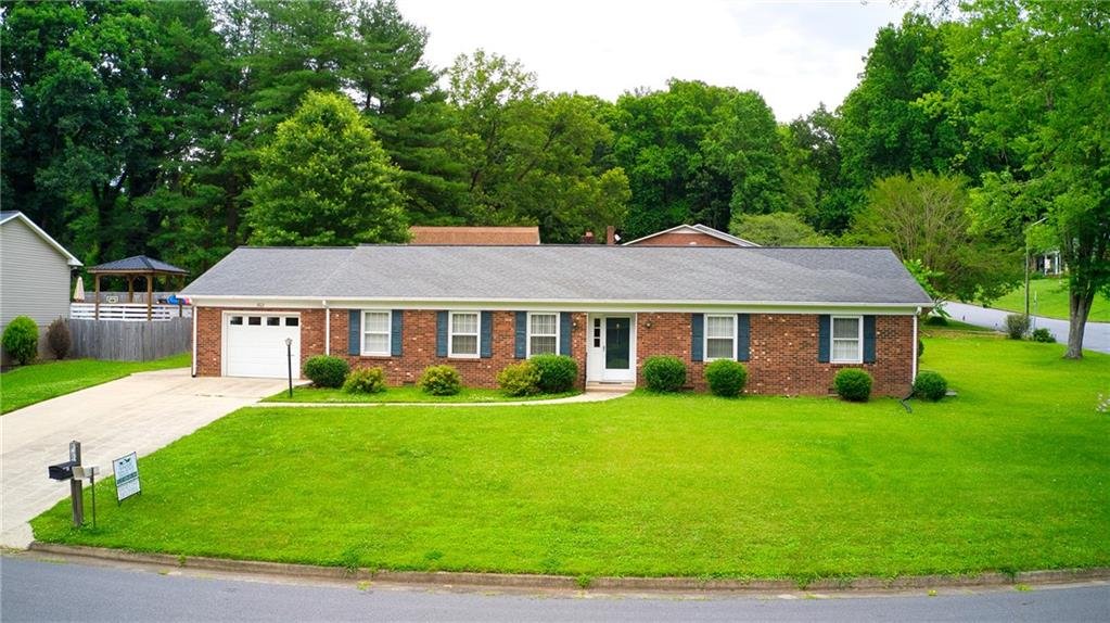 802 Foxwood Court