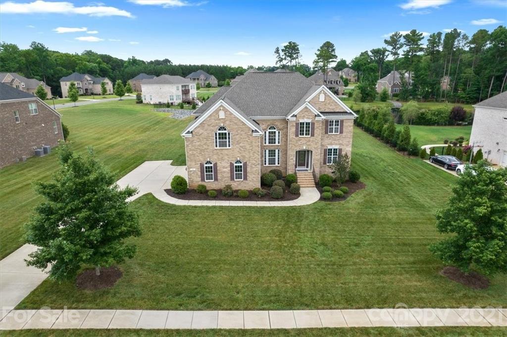 905 Hidden Pond Lane