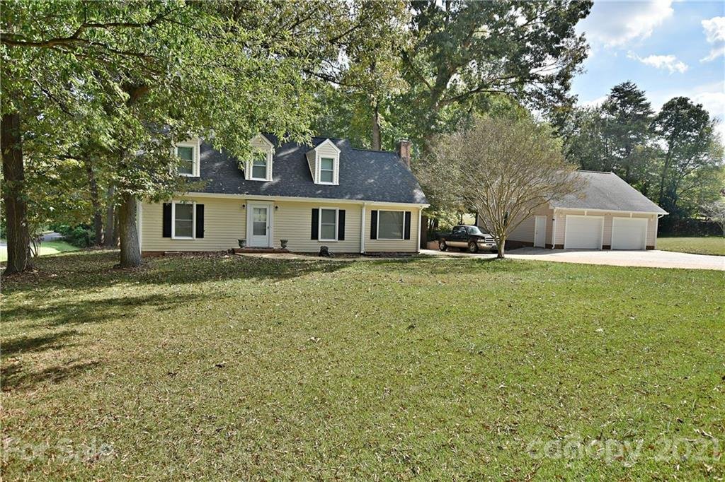 2734 Wellington Street 31, 32