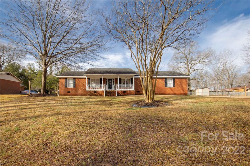 815 Lakeside Circle