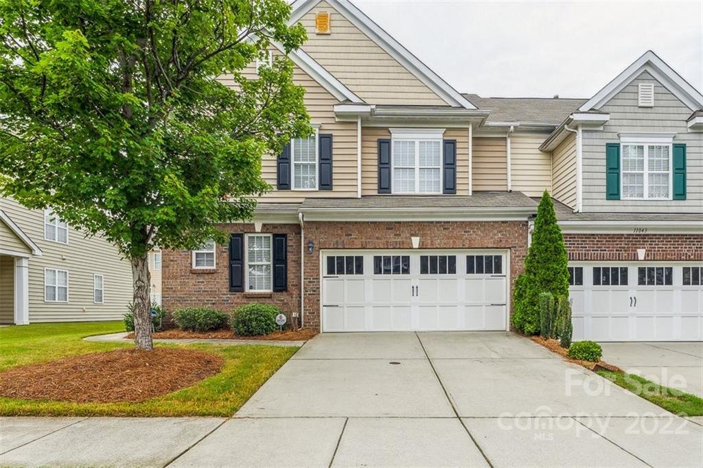 11039 Lucky Horseshoe Lane