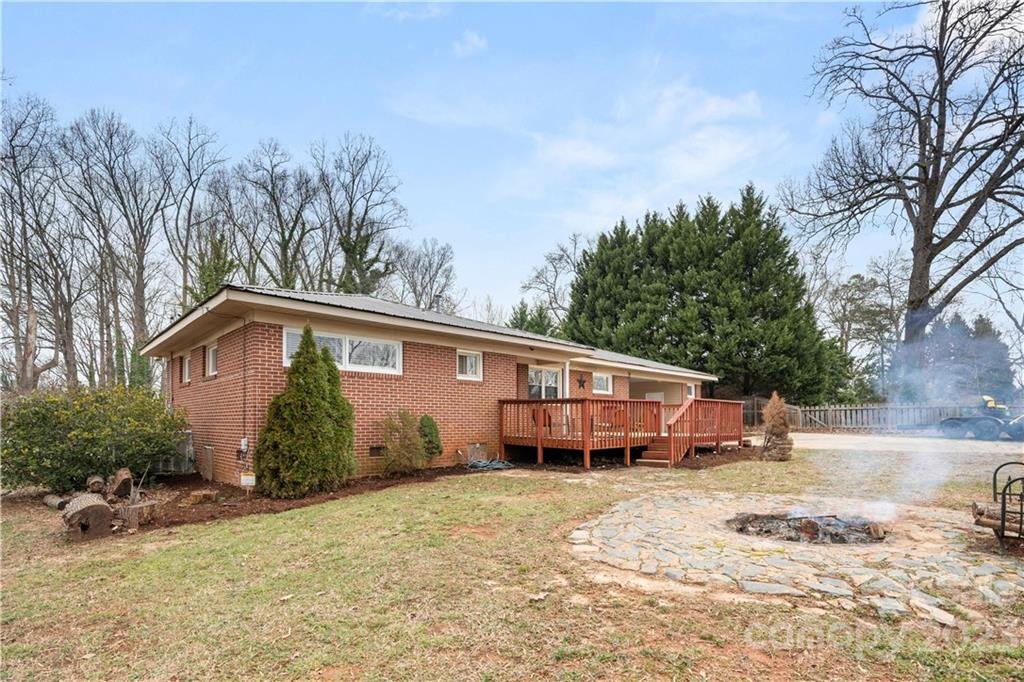 1811 Woodcrest Circle