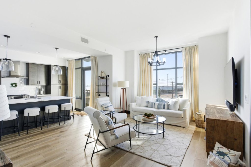 5 Gadsdenboro Street Apt 405