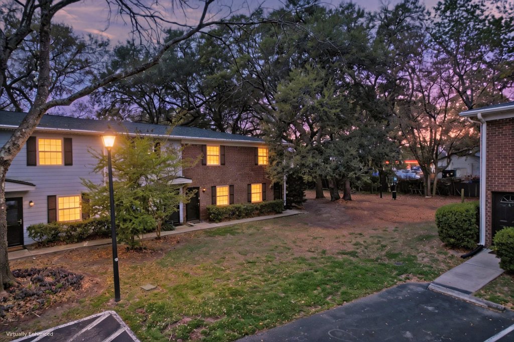 Rivers Point Row, Charleston community