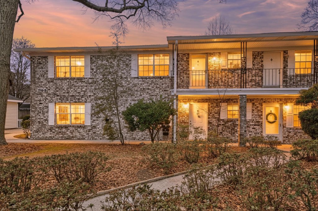 The Savannah, Charleston community